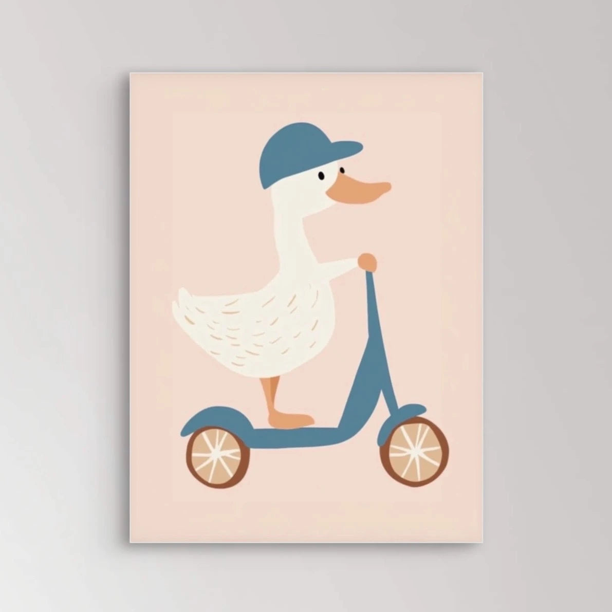 Illustratie van een lachende witte eend met blauwe pet op een blauw-oranje scooter op zalmroze achtergrond  
