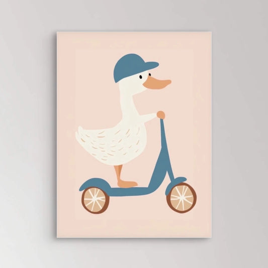 Illustratie van een lachende witte eend met blauwe pet op een blauw-oranje scooter op zalmroze achtergrond  
