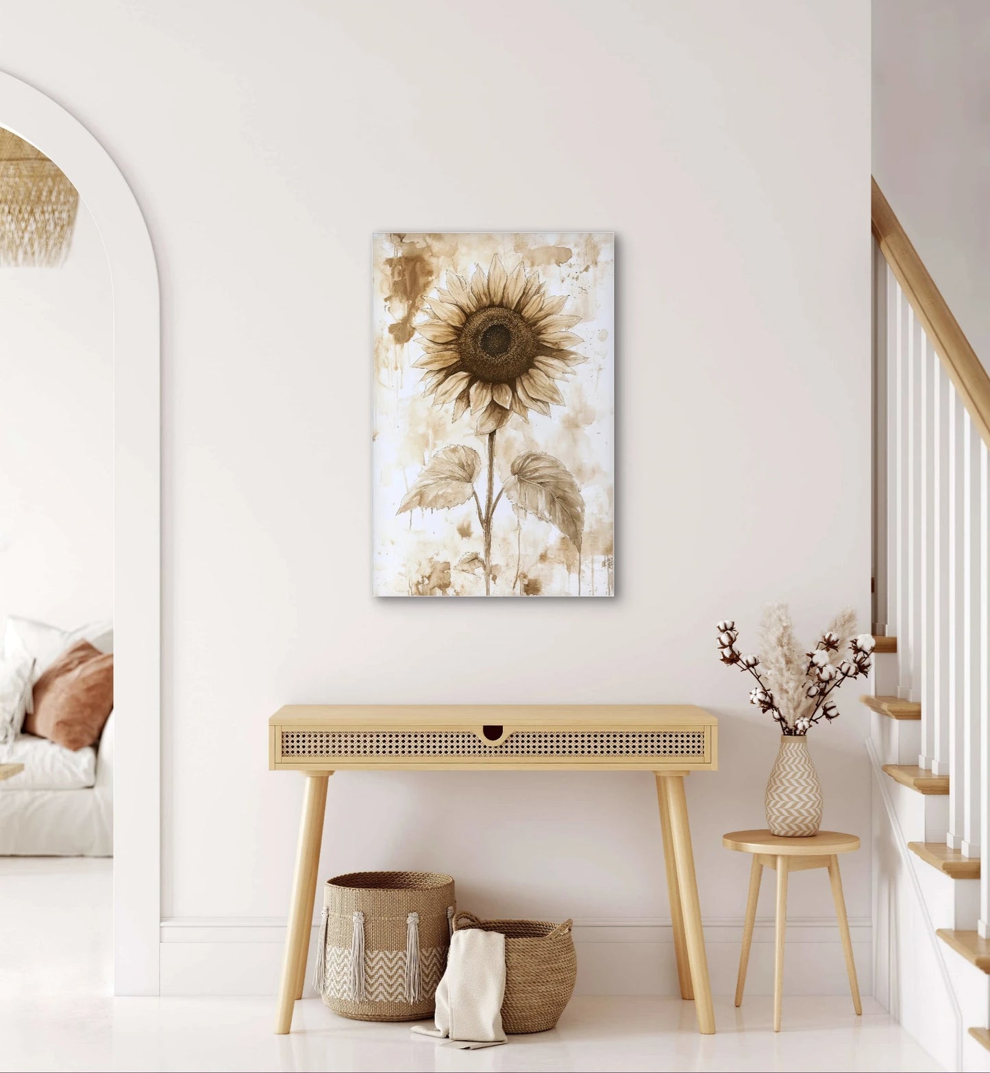 Wandkunst met zonnebloem in sepia op lichte muur bij houten meubel en rotan manden
