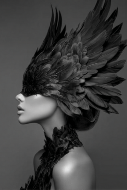 Zwart-wit fotografisch portret van vrouw met verenmasker in elegante pose
