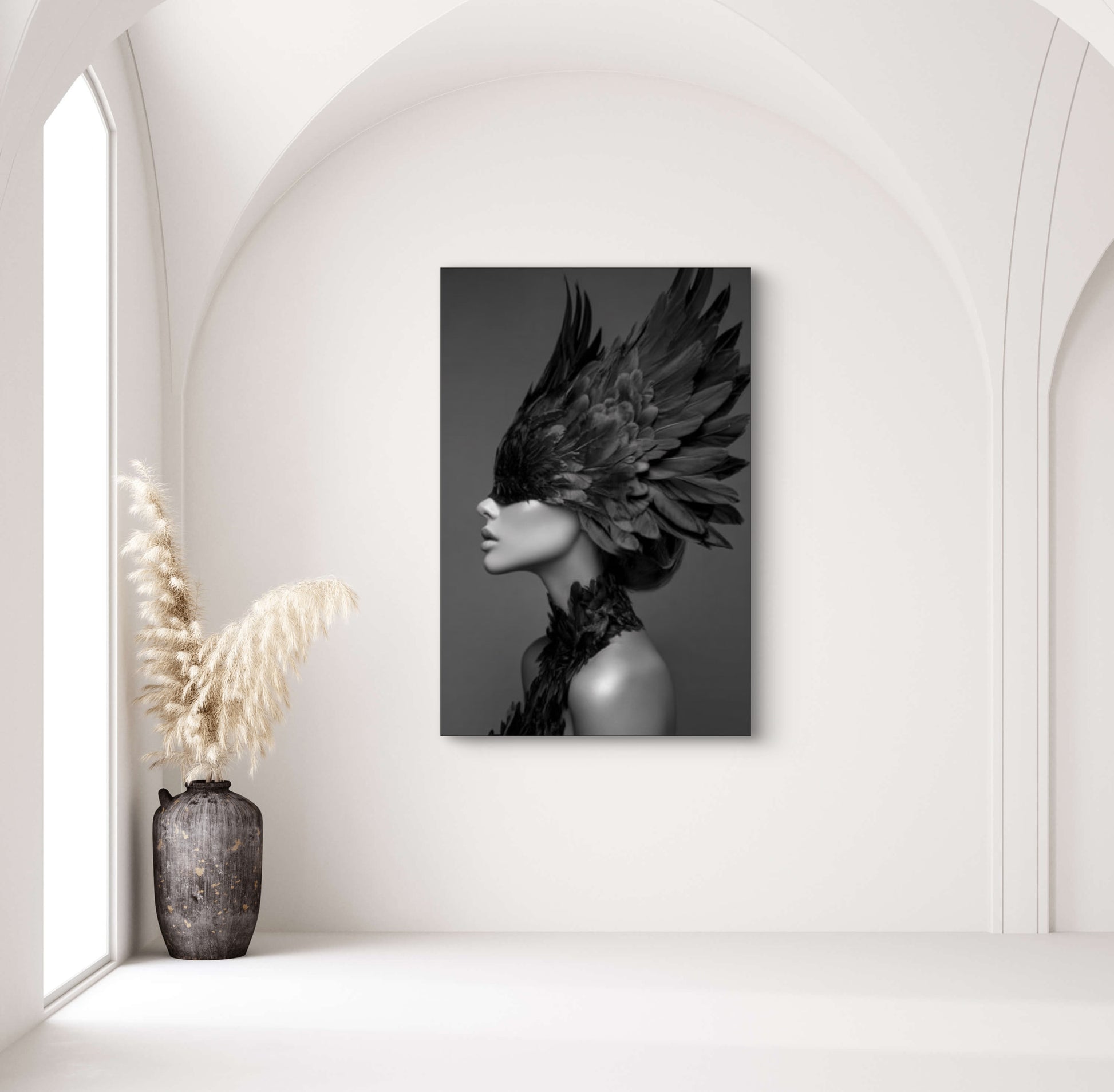Zwart-wit portret van vrouw met grote zwarte veren aan de muur in minimalistisch interieur
