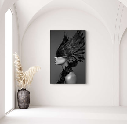 Zwart-wit portret van vrouw met grote zwarte veren aan de muur in minimalistisch interieur
