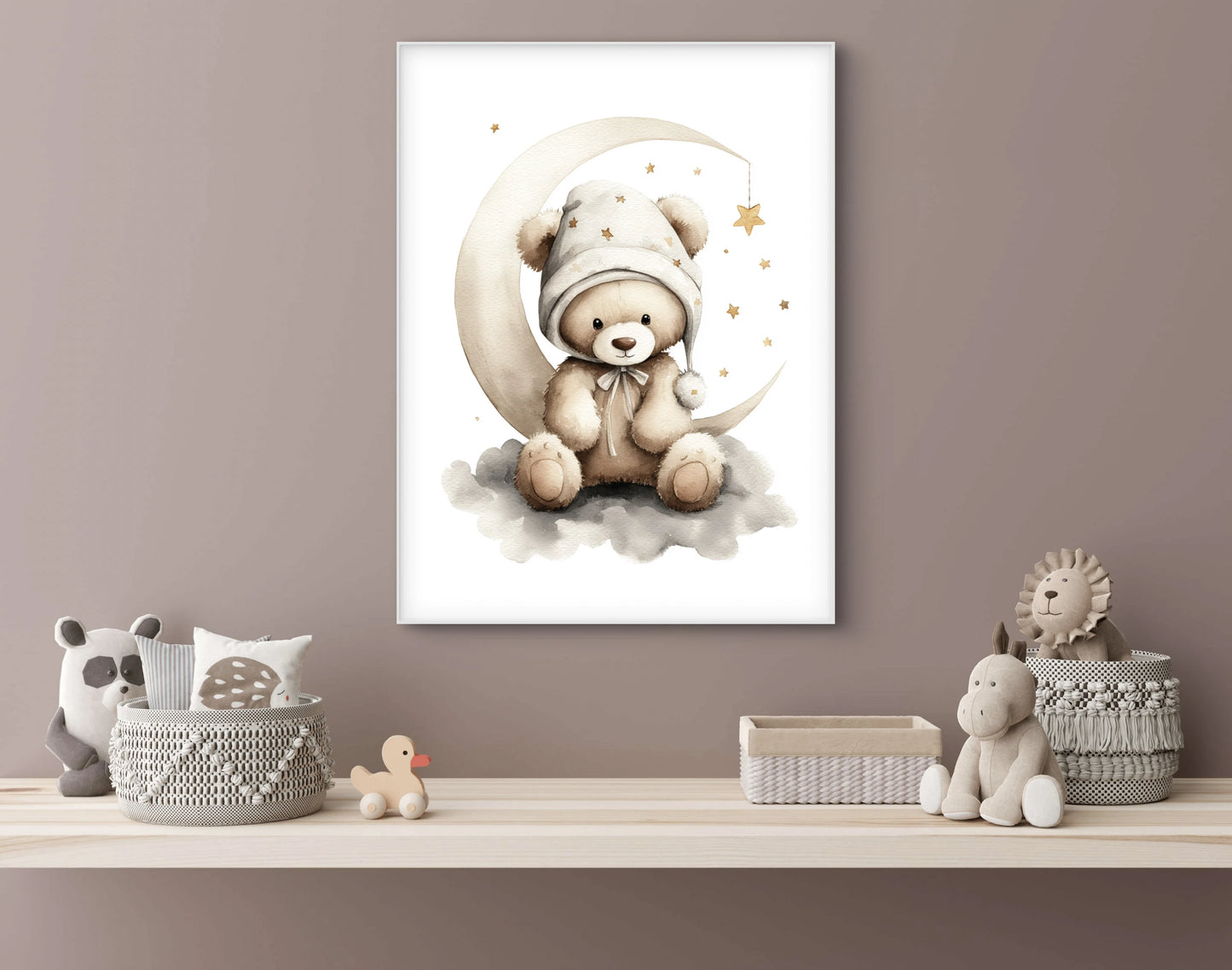 Kinderkamer met houten plank, knuffels en een kunstwerk van een slapend beertje op een maan aan de muur  
