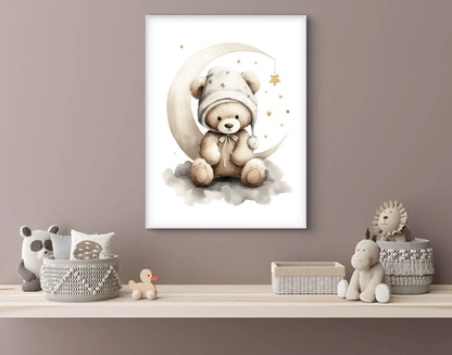 Kinderkamer met houten plank, knuffels en een kunstwerk van een slapend beertje op een maan aan de muur  
