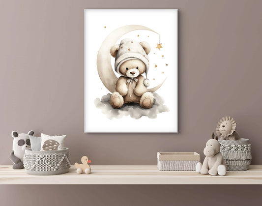 Kinderkamer met houten plank, knuffels en een kunstwerk van een slapend beertje op een maan aan de muur  
