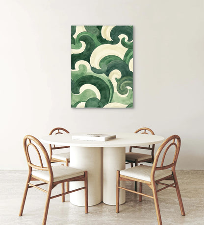 Abstract kunstwerk met groene en crème golven boven een ronde tafel in natuurlijke ruimte
