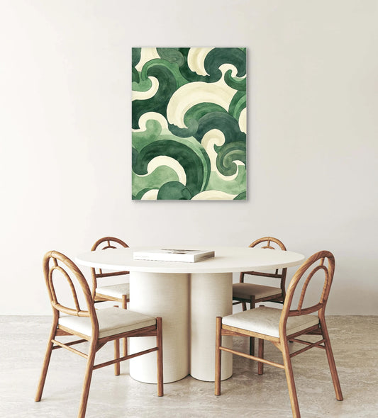 Abstract kunstwerk met groene en crème golven boven een ronde tafel in natuurlijke ruimte
