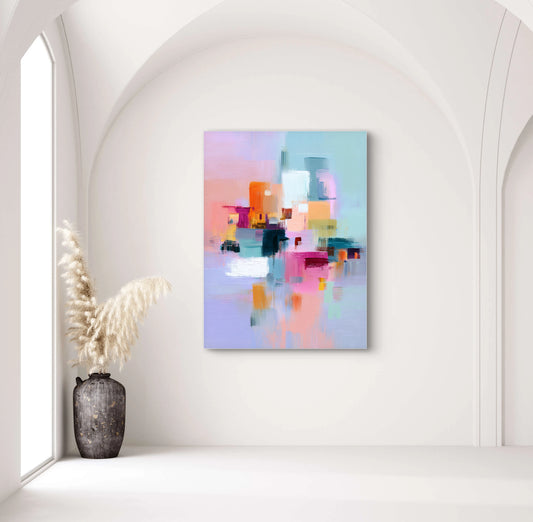  Abstract schilderij Stad in Pastel met roze, oranje en turquoise tinten in een licht interieur met boogmuur
