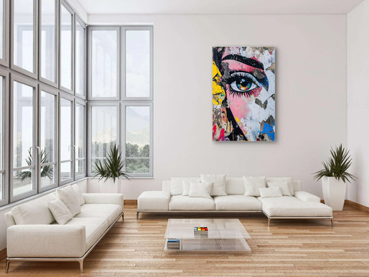 Textielkunstwerk Stadsblik boven een witte loungebank in een modern interieur met hoge ramen
