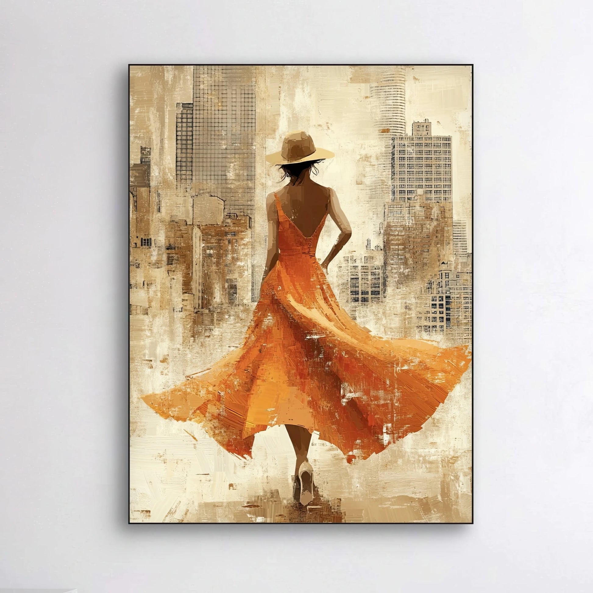 Detail van Stadse Bries met vrouw in oranje jurk, hoed en wind in haar rug tegen stadse achtergrond
