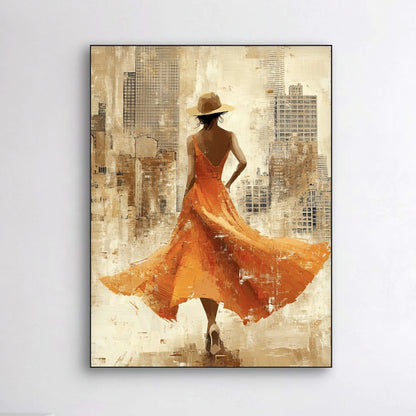 Detail van Stadse Bries met vrouw in oranje jurk, hoed en wind in haar rug tegen stadse achtergrond
