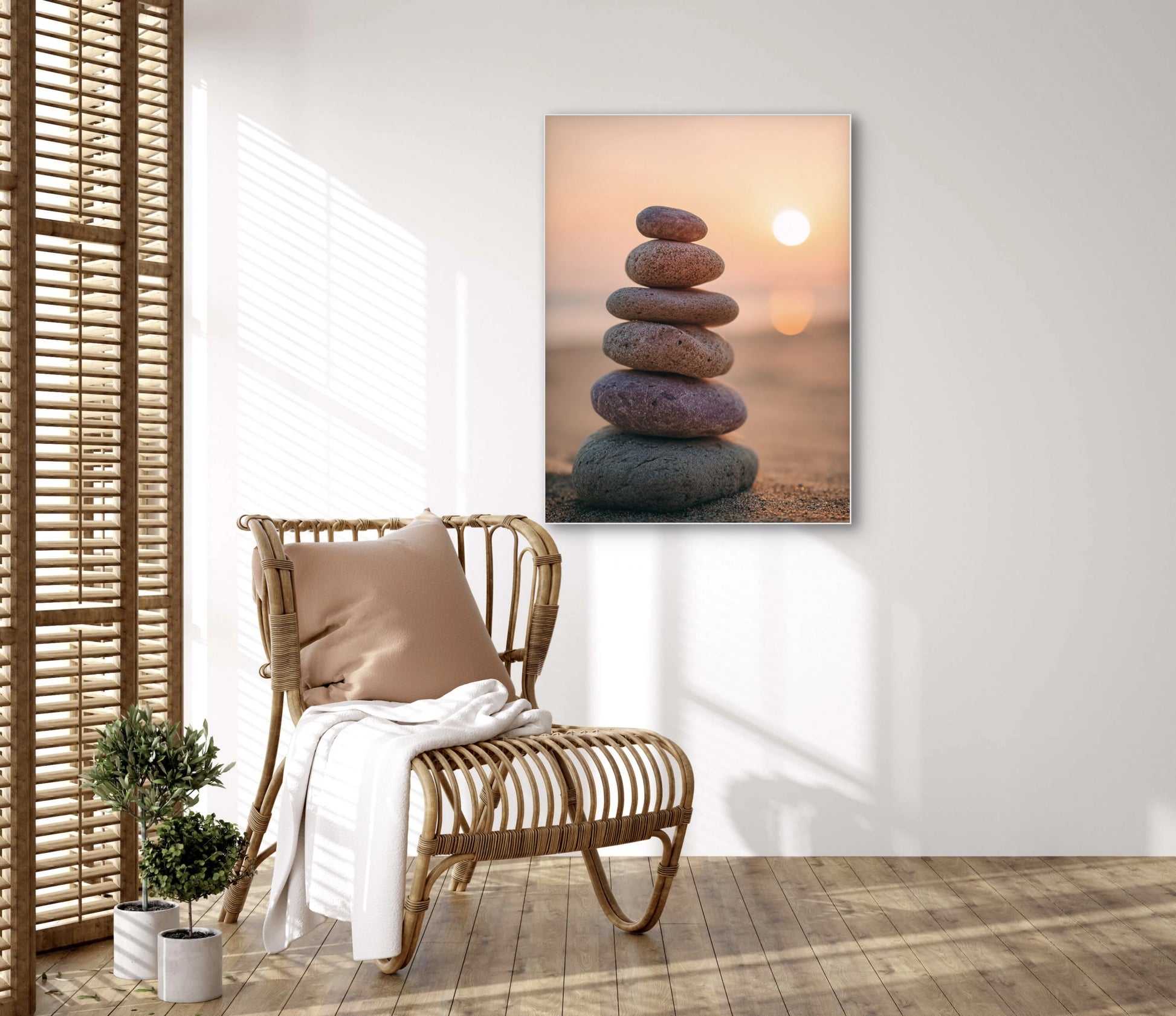 Interieur met wandkunst Steenbalans, kunstwerk met stenenstapel bij zonsondergang
