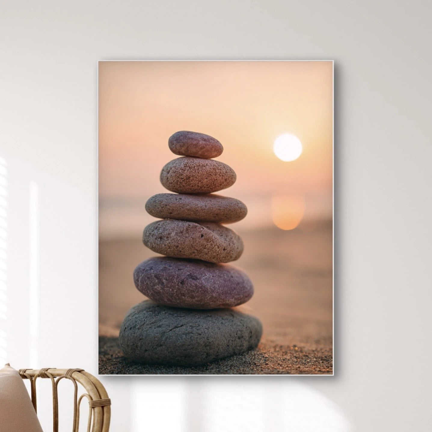 Detail van Steenbalans, stenen in balans met zacht avondlicht
