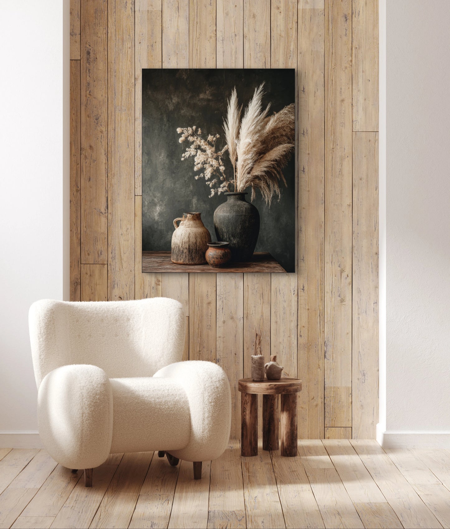 Mock-up van kunstwerk Stem van Klei aan de muur in houten interieur met witte fauteuil 