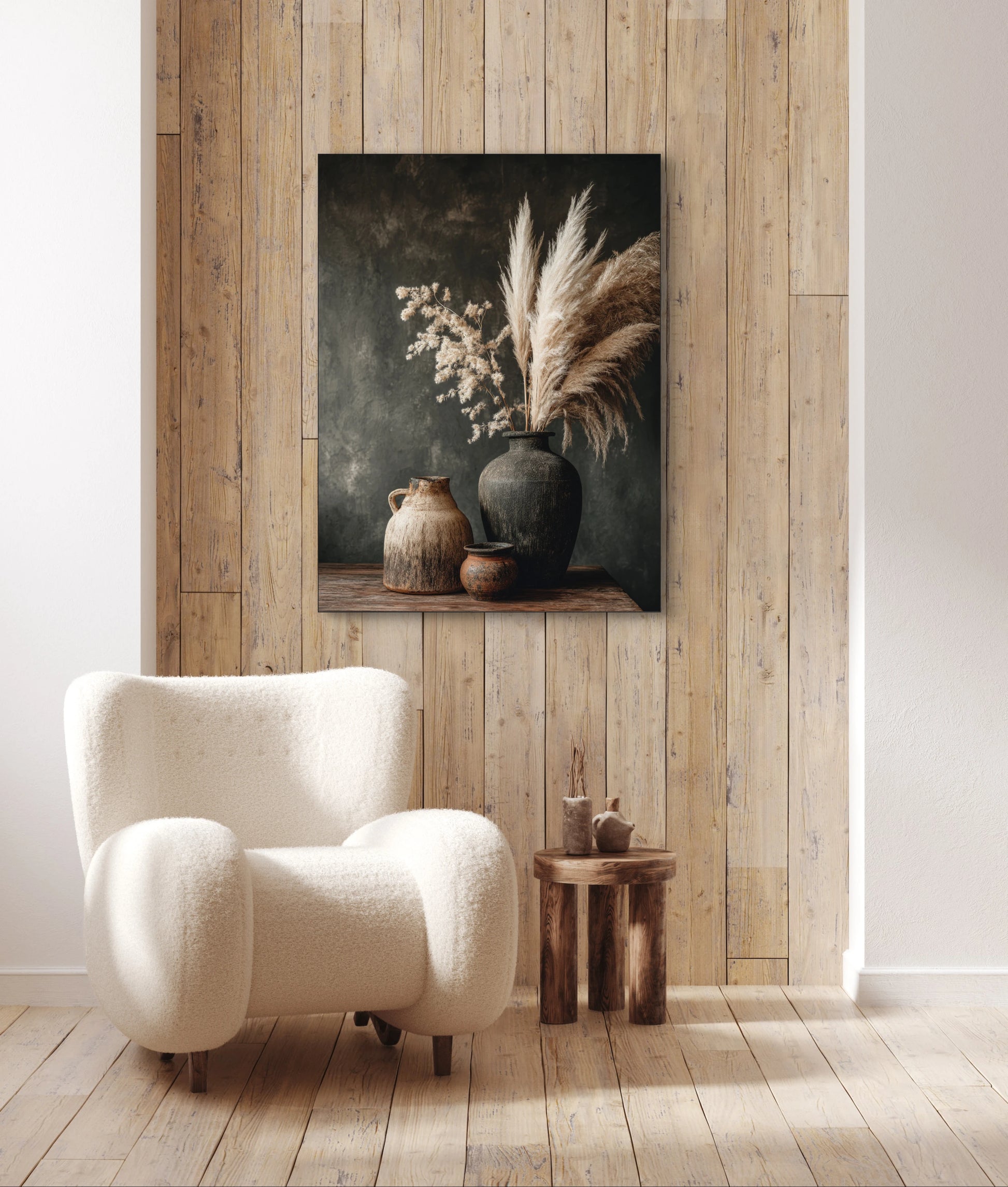 Mock-up van kunstwerk Stem van Klei aan de muur in houten interieur met witte fauteuil 