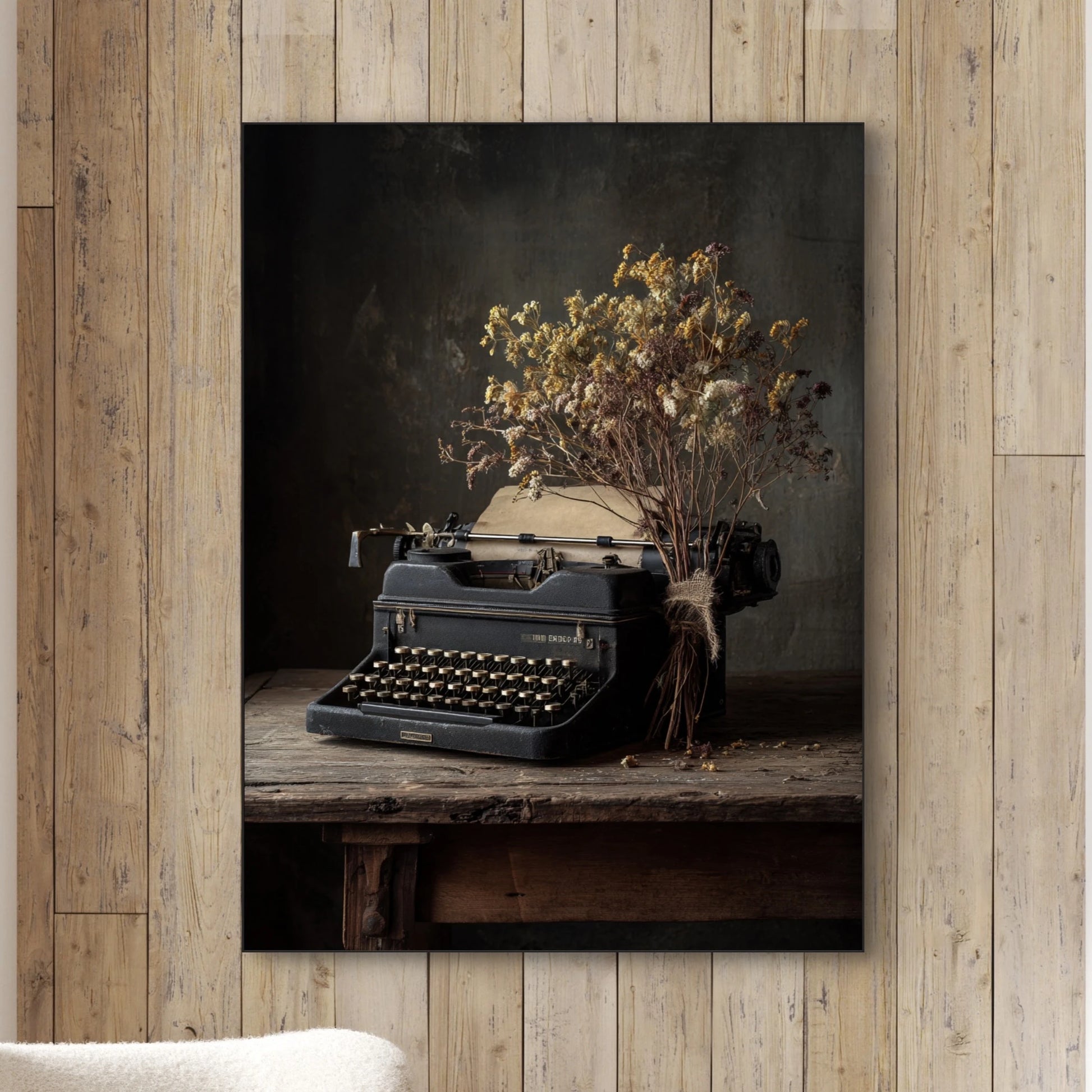 Detailopname van kunstwerk Stem van Papier met oude typemachine en gedroogde bloemen 

