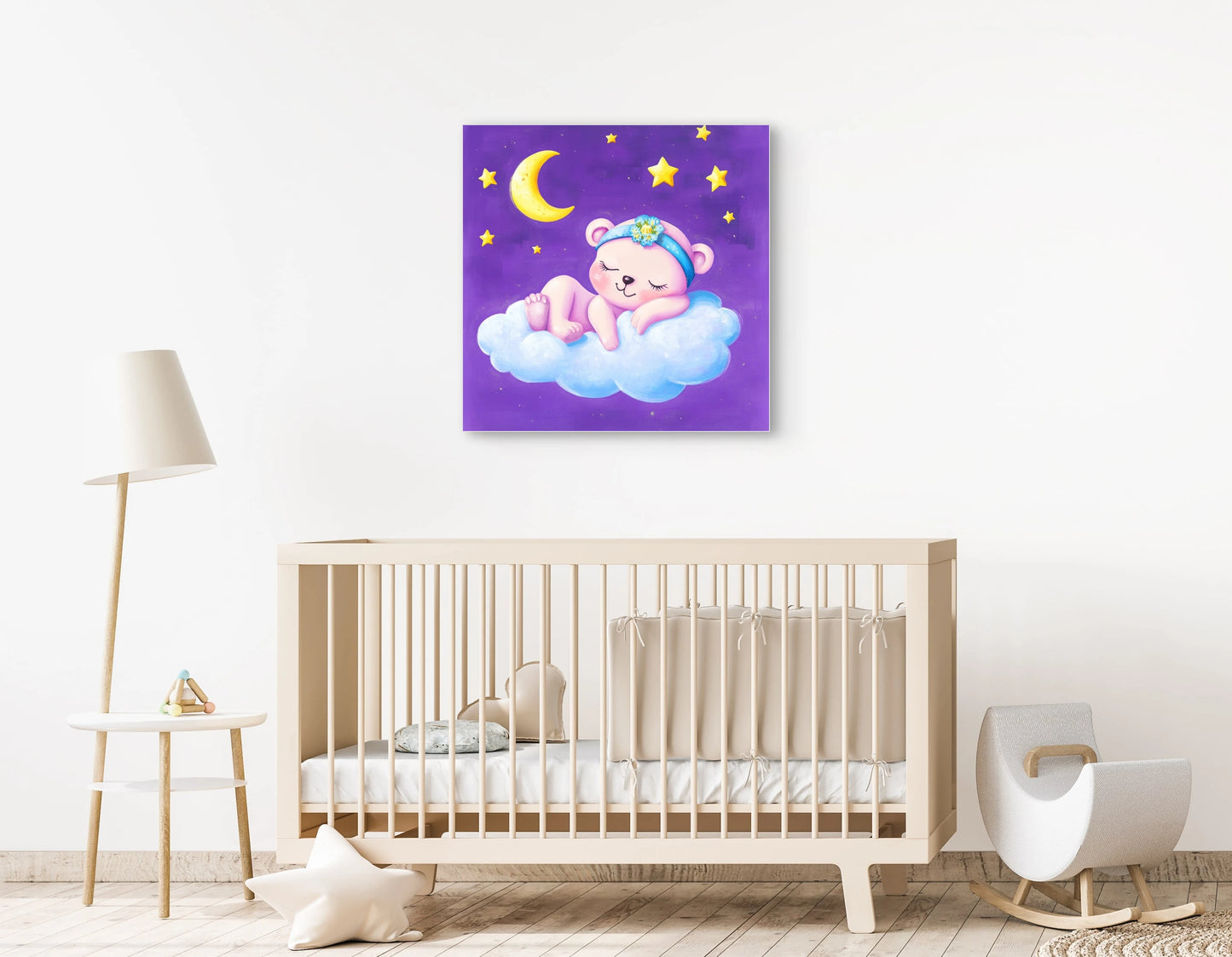 Kinderkamer met wieg en kunstwerk van een roze beertje op een wolk onder een paarse sterrenhemel aan de muur  
