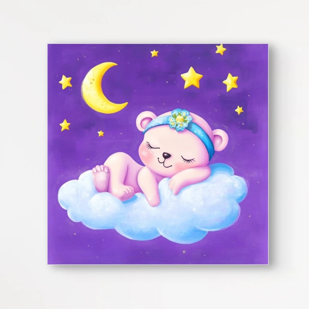 Illustratie van een roze slapend beertje op een lichtblauw wolkje met sterren en maan op paarse achtergrond  
