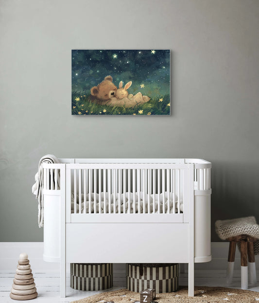 Kinderkamer met wit bedje en kunstwerk van slapende beer en konijn onder sterrenlucht aan de muur  
