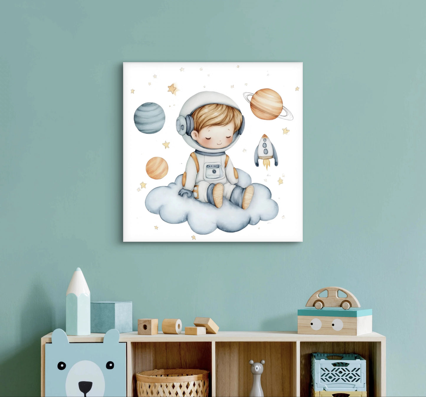 Kinderkamer met mintgroene muur en kunstwerk van slapende astronautenjongen op een wolk met planeten  
