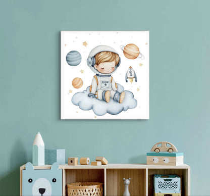 Kinderkamer met mintgroene muur en kunstwerk van slapende astronautenjongen op een wolk met planeten  
