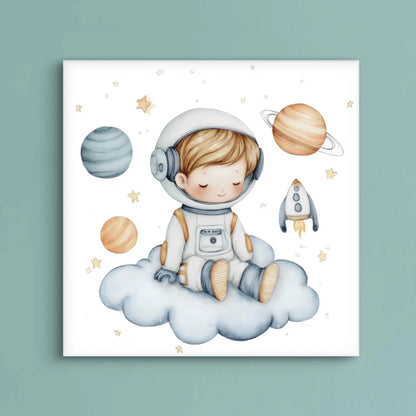 Illustratie van jongen in ruimtepak die droomt op een wolk tussen planeten en gouden sterren  
