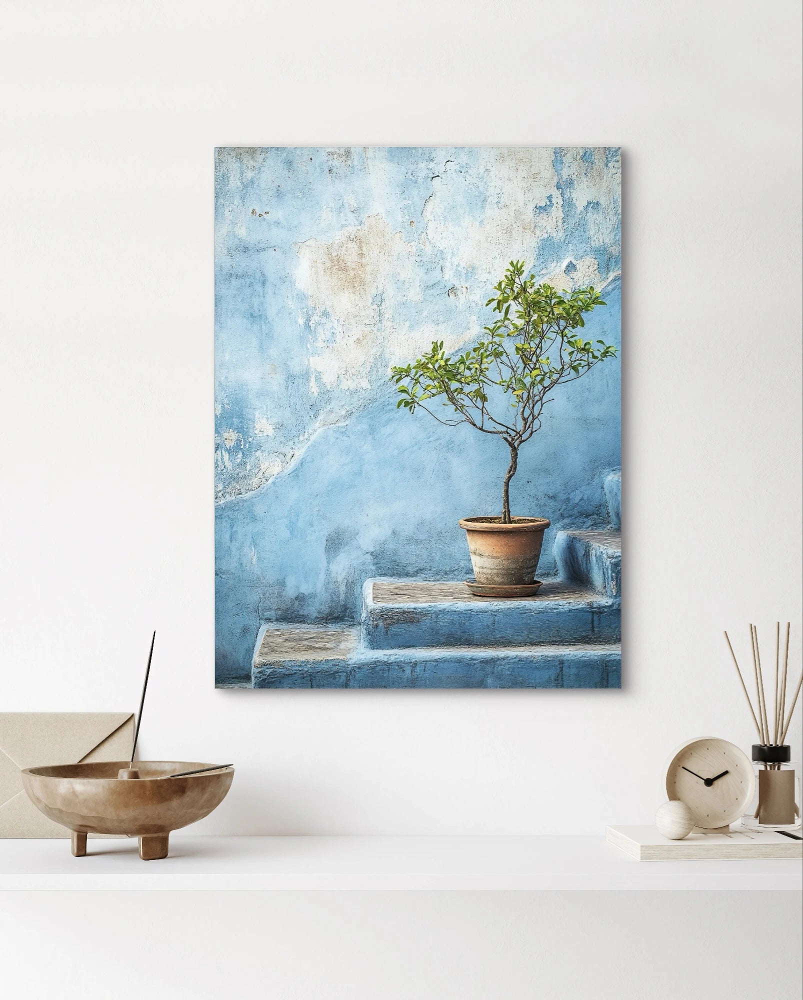 Kunstwerk “Stil Groen” boven een witte plank met houten schaal, wierook en klok in een minimalistisch interieur
