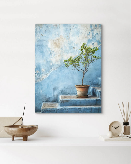 Kunstwerk “Stil Groen” boven een witte plank met houten schaal, wierook en klok in een minimalistisch interieur
