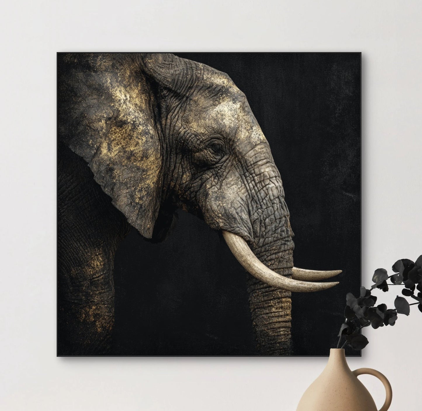 Detailopname van Stille Kracht met olifant en gouden nuances op donkere achtergrond  
