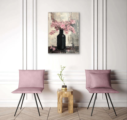 Kunstwerk “Stilte in Roze” boven twee roze stoelen met houten tafeltje in een klassieke, elegante ruimte
