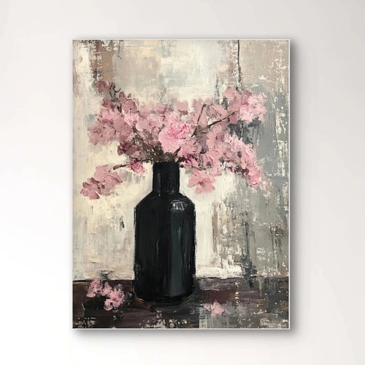 Detail van roze bloesemtakken in zwarte vaas uit het kunstwerk “Stilte in Roze”, met grove penseelstreken
