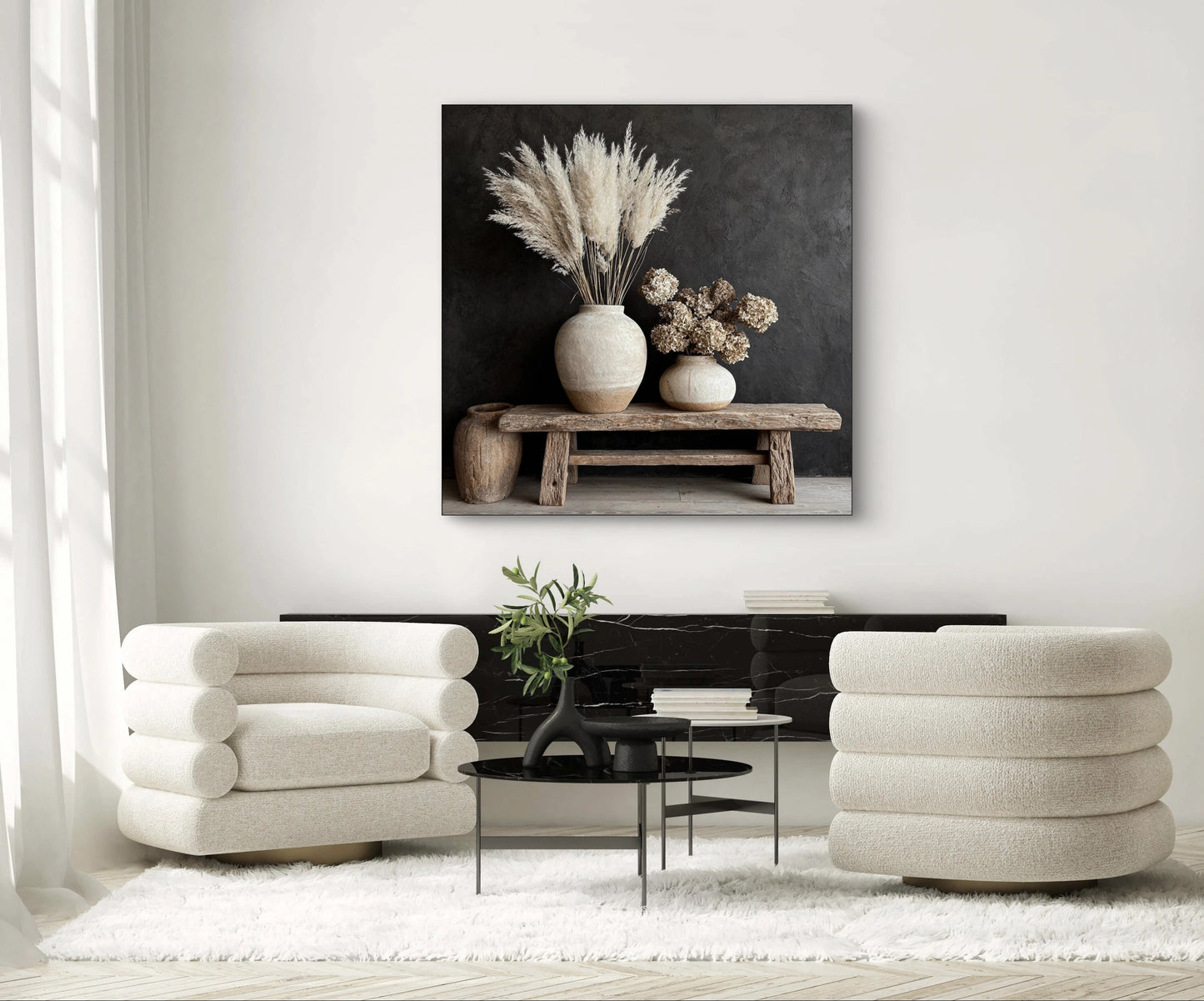 Mock-up van kunstwerk Stiltevaas aan de muur in modern interieur met lichte fauteuils en zwarte tafel 
