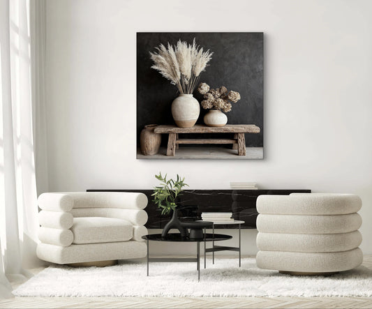 Mock-up van kunstwerk Stiltevaas aan de muur in modern interieur met lichte fauteuils en zwarte tafel 
