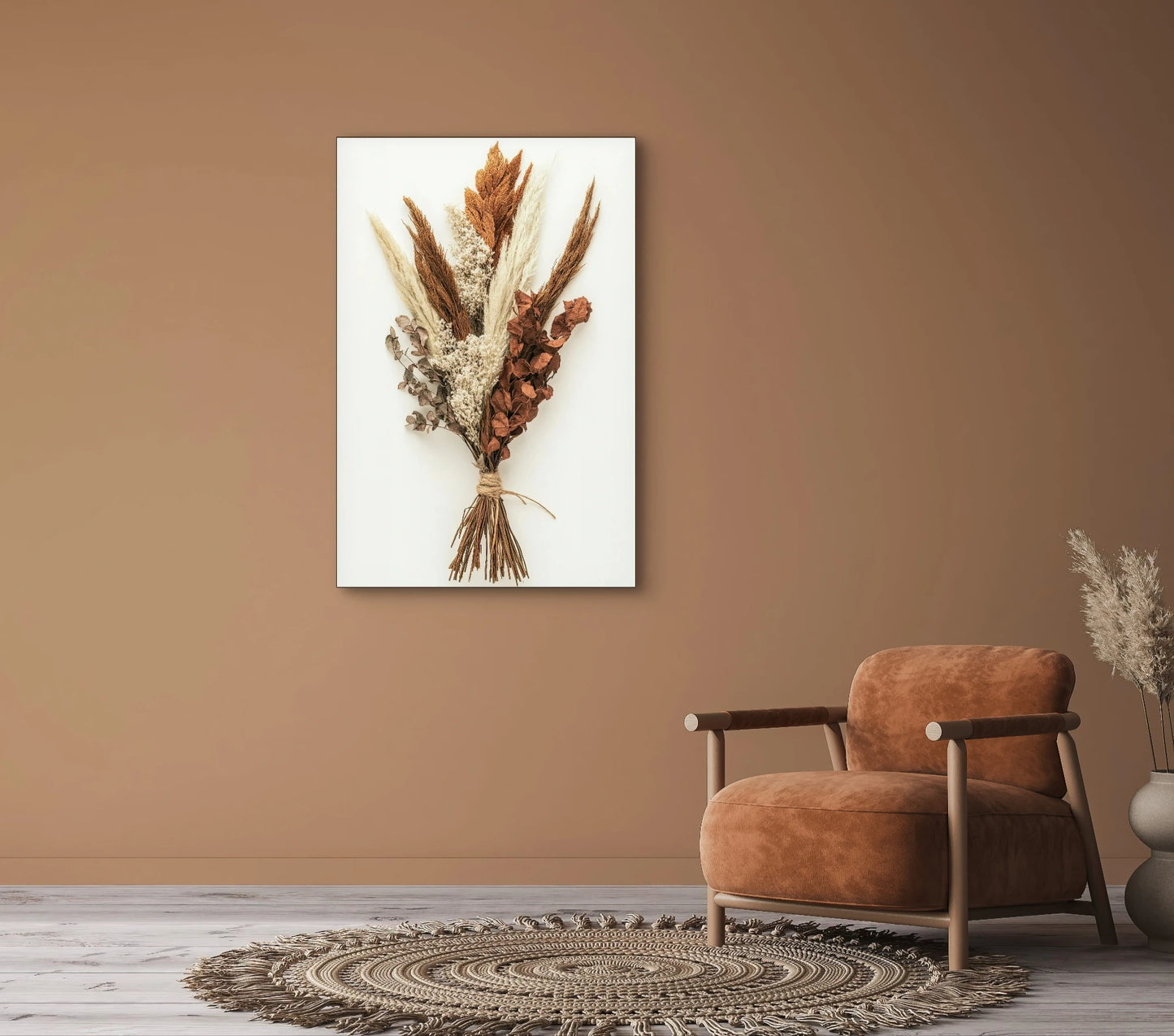 Kunstwerk “Stilte van de Herfst” boven een cognackleurige fauteuil in een warme, ton-sur-ton woonkamer
