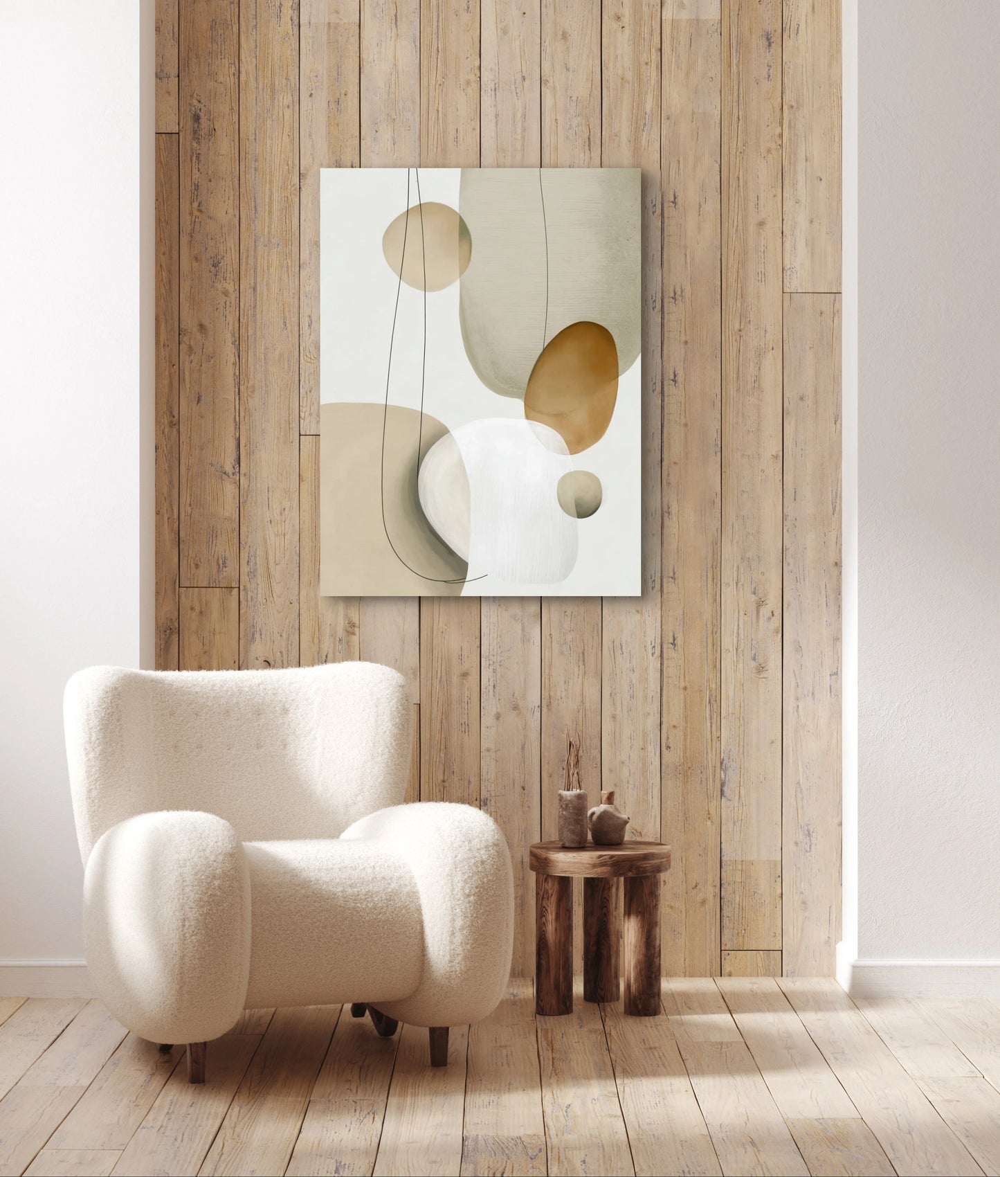 Abstract kunstwerk in neutrale tinten met organische vormen aan een houten wand boven een witte teddy-stoel en houten bijzettafel
