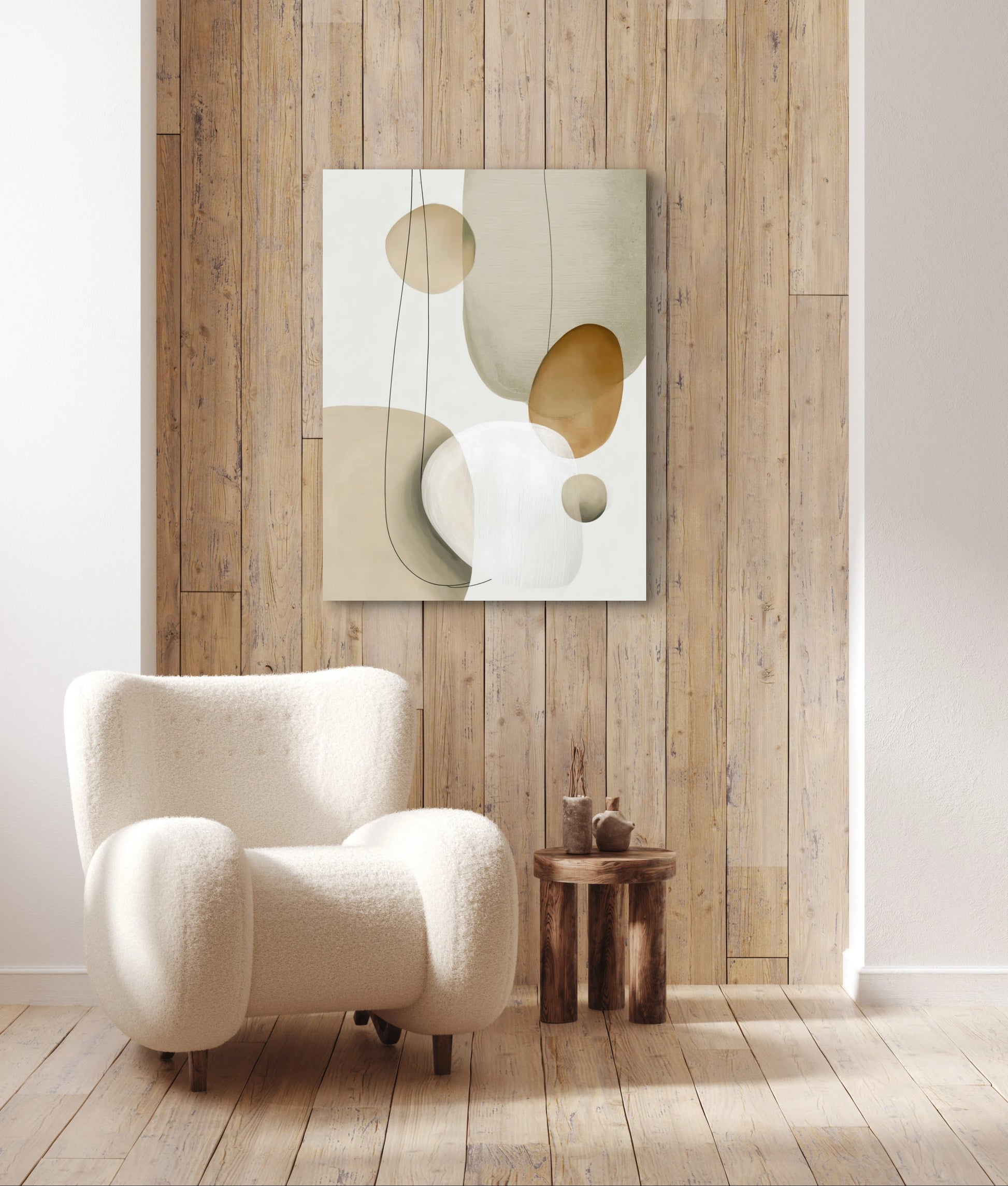 Abstract kunstwerk in neutrale tinten met organische vormen aan een houten wand boven een witte teddy-stoel en houten bijzettafel
