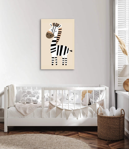 Kinderkamer met witte ledikant en beige kunstwerk van een zebra met zwarte strepen  
