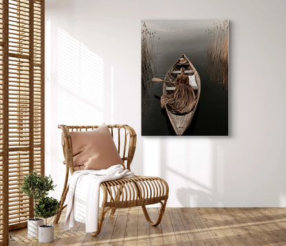 Stroom van Herinnering kunstwerk boven rotanstoel in lichte woonkamer  
