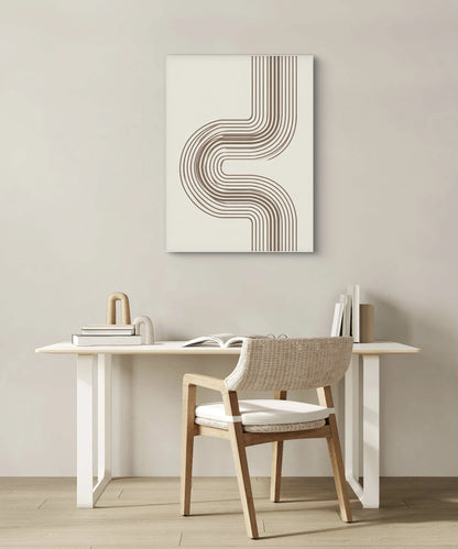 Minimalistisch kunstwerk met gebogen lijnen in bruin aan een lichte muur boven een wit bureau met houten stoel in Scandinavische stijl
