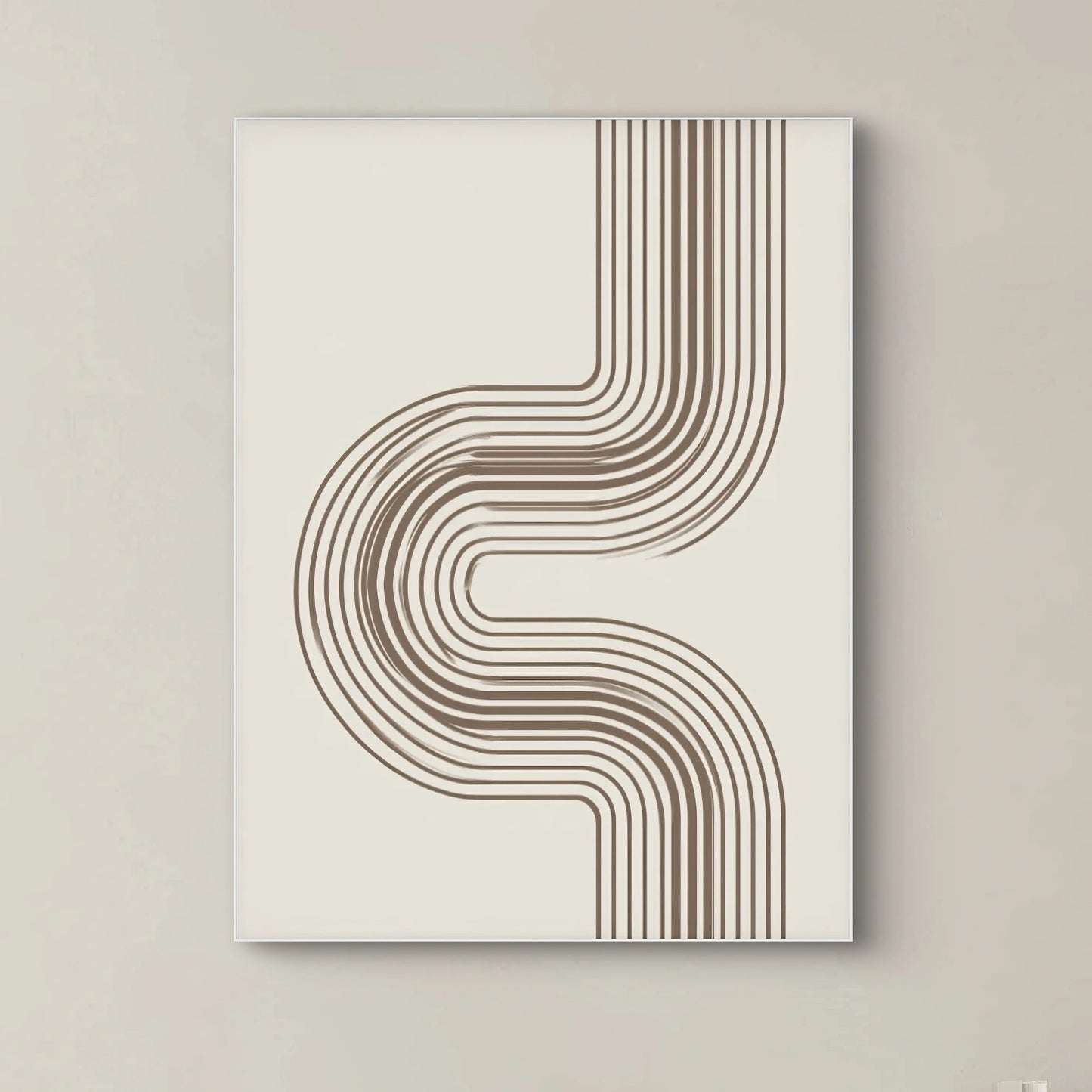 Detail van abstract lijnenspel in bruin op een beige achtergrond, met ritmische rondingen en grafisch patroon
