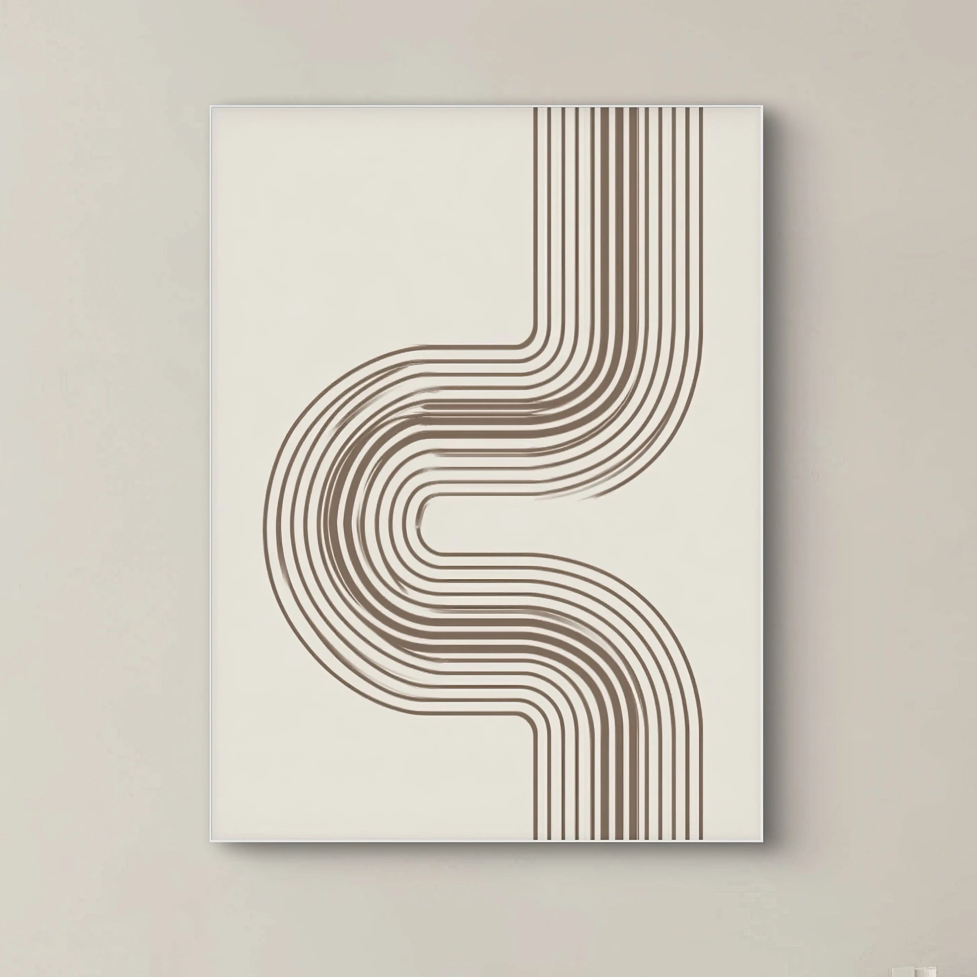 Detail van abstract lijnenspel in bruin op een beige achtergrond, met ritmische rondingen en grafisch patroon
