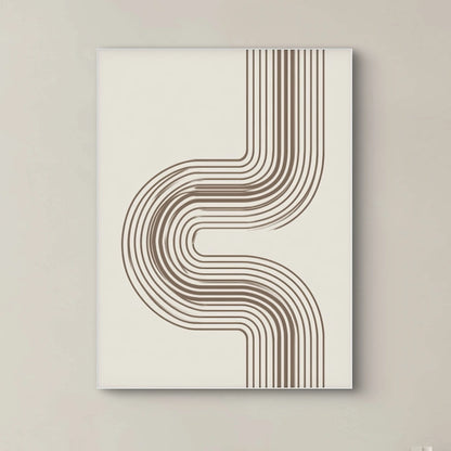 Detail van abstract lijnenspel in bruin op een beige achtergrond, met ritmische rondingen en grafisch patroon
