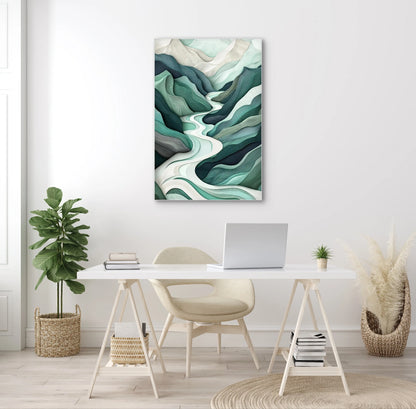 Textielkunstwerk met abstract berglandschap in groentinten en een slingerende rivier, hangend boven een licht bureau in een zacht interieur
