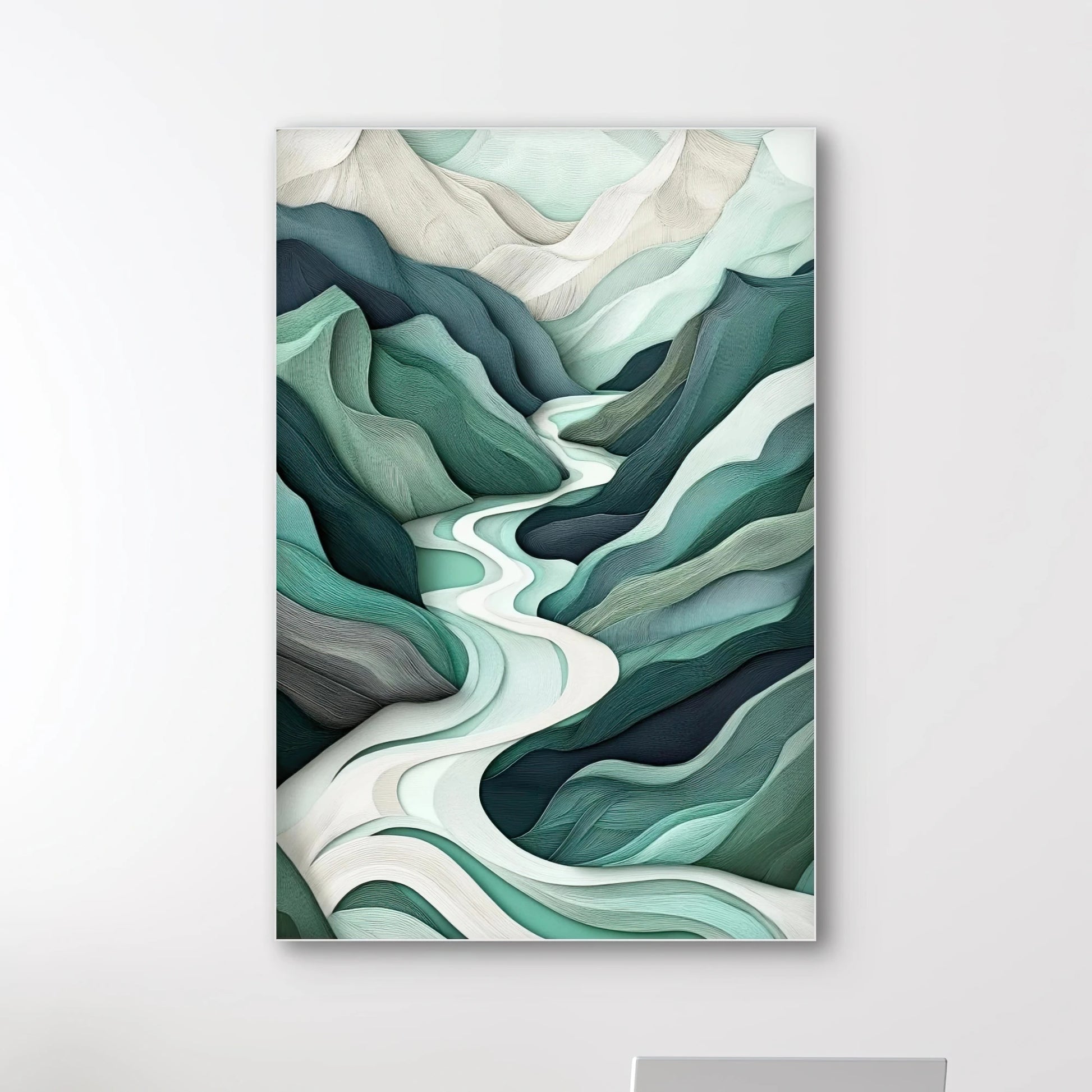 Detail van kunstwerk met gestroomlijnde lagen in smaragdgroen, mint en grijs, met witte rivier die door het landschap meandert
