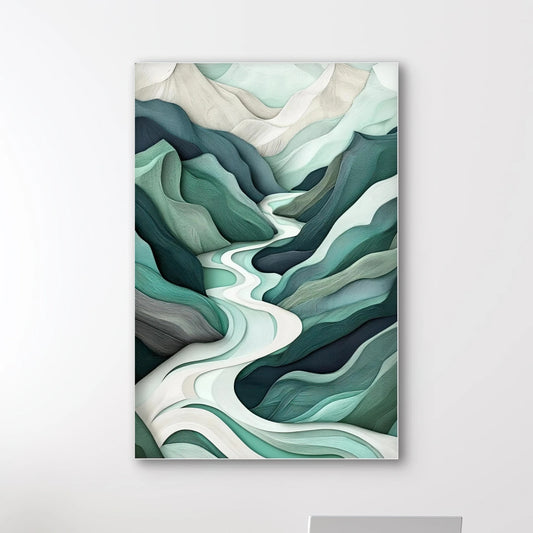 Detail van kunstwerk met gestroomlijnde lagen in smaragdgroen, mint en grijs, met witte rivier die door het landschap meandert
