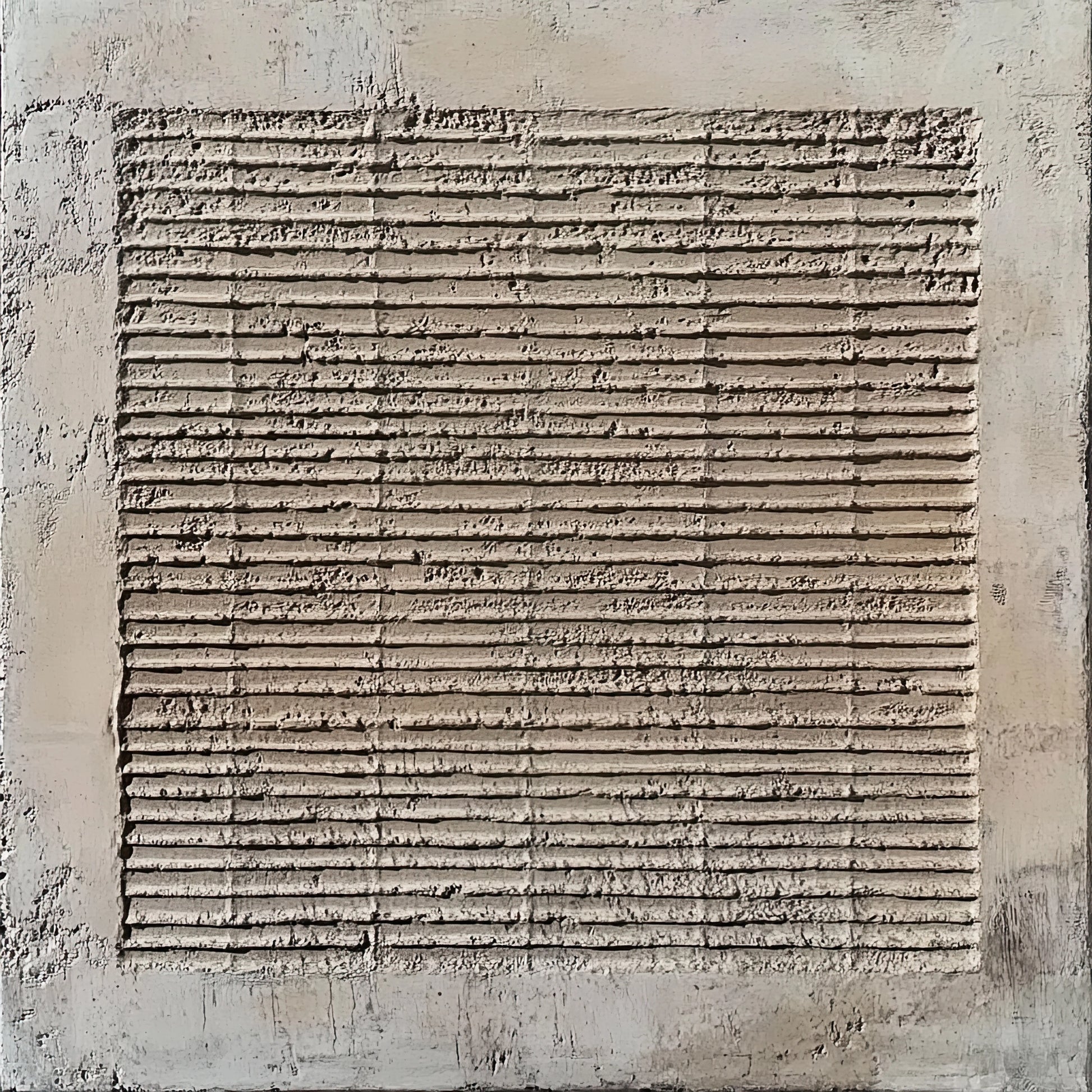 Volledige weergave van abstract werk “Structured Silence” met reliëf van horizontale lijnen in grijs en beige betonlook
