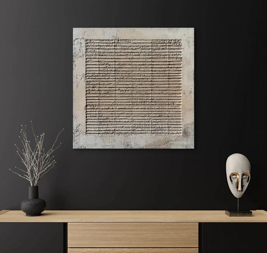 Tactiel kunstwerk met horizontale lijnen in een rauwe betonstructuur aan een zwarte muur boven een houten dressoir met sculpturale objecten
