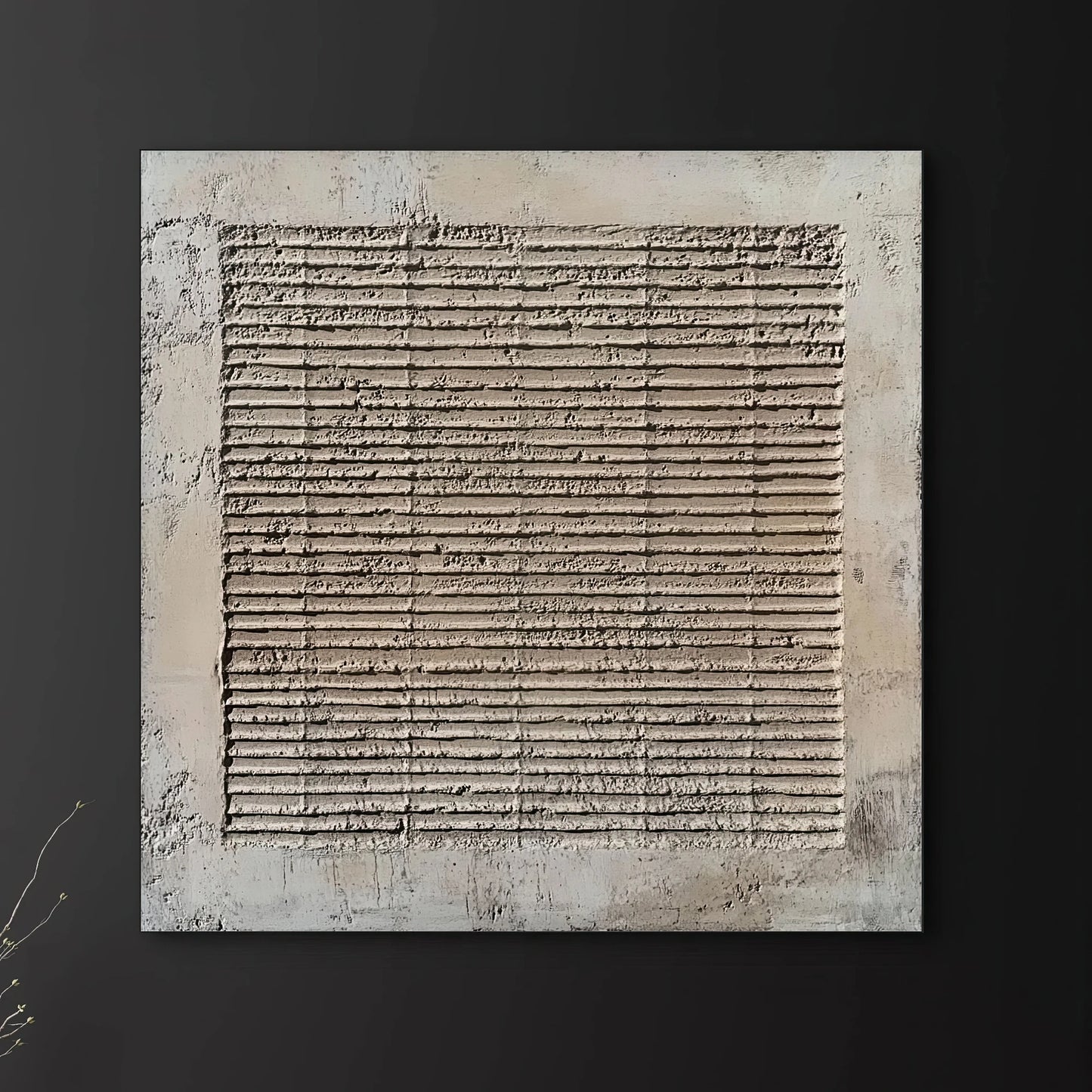 Detail van een gestructureerd oppervlak met horizontale groeven en verweerde textuur in aardse grijstinten
