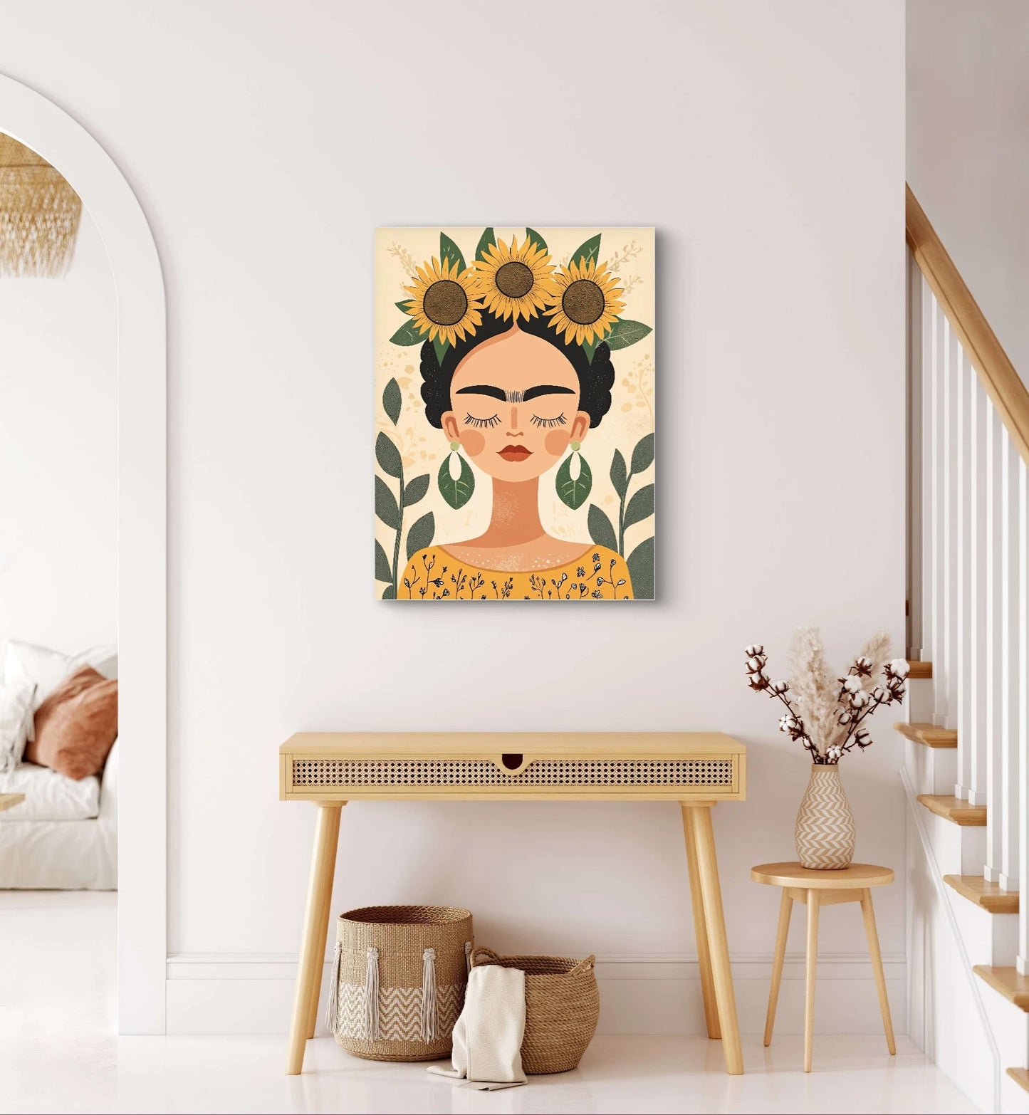 Textielkunstwerk Sunlit Serenity boven een haltafel met rotan details in een lichte ruimte met trap
