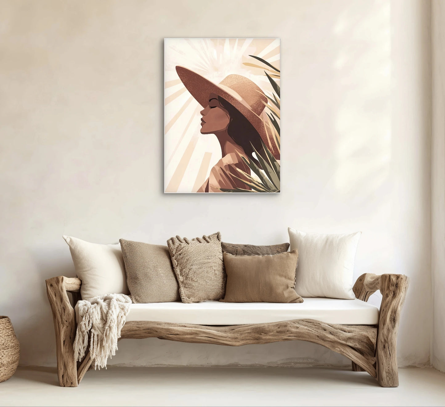 Textielkunstwerk Sunlit Whisper boven een houten bank met kussens in aardetinten in een licht interieur
